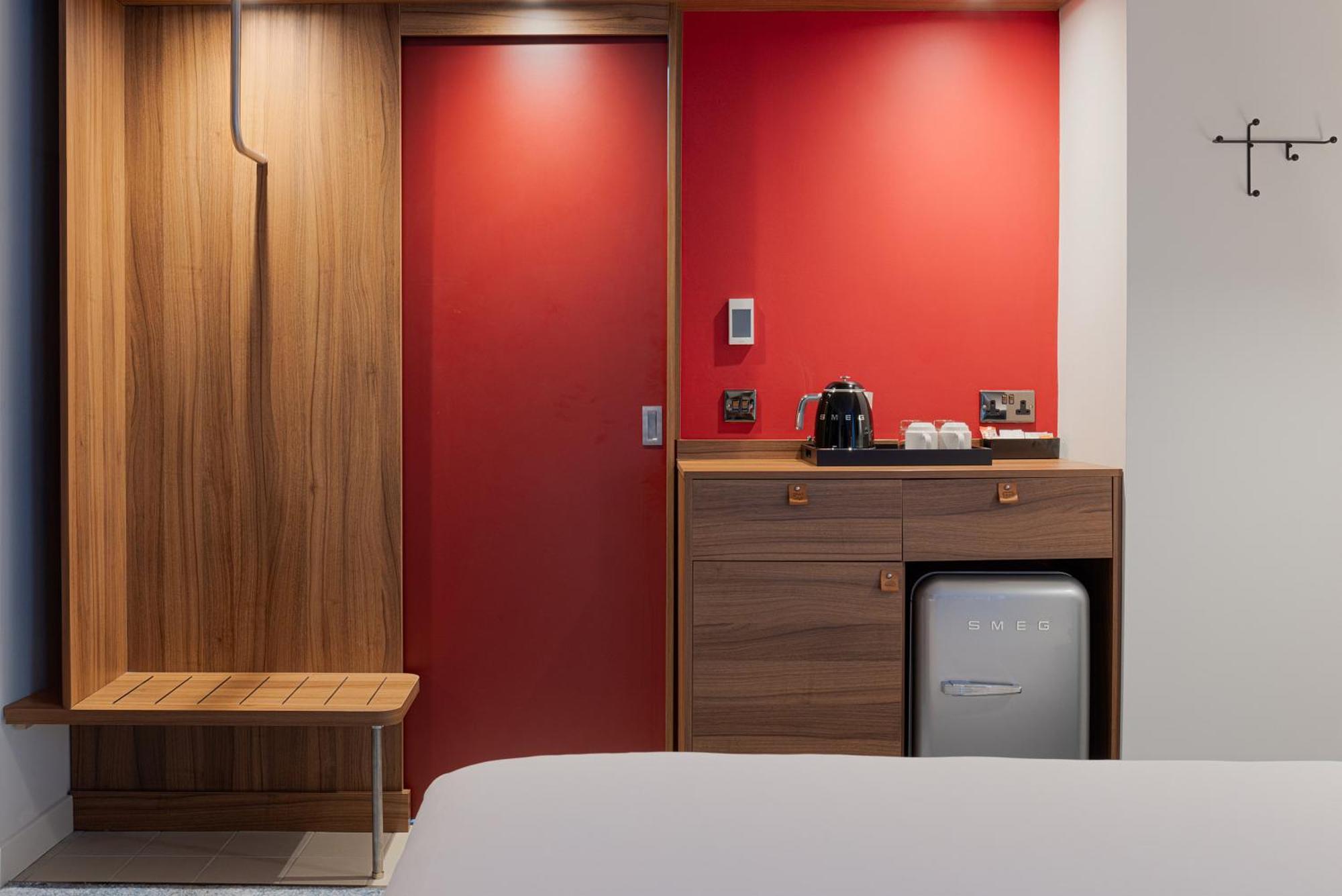 Hampton By Hilton Waterloo Отель