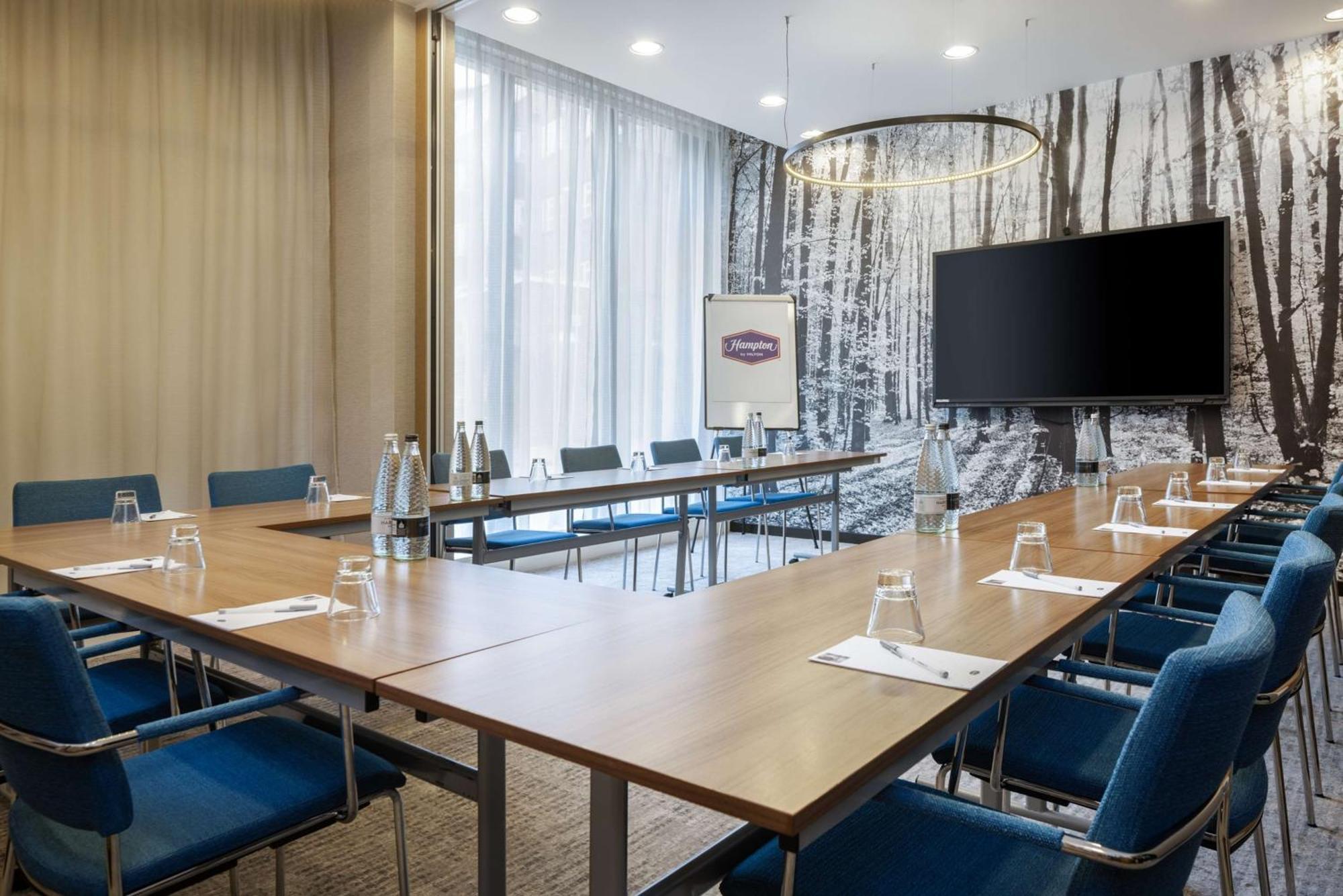 Hampton By Hilton Waterloo Отель Лондон