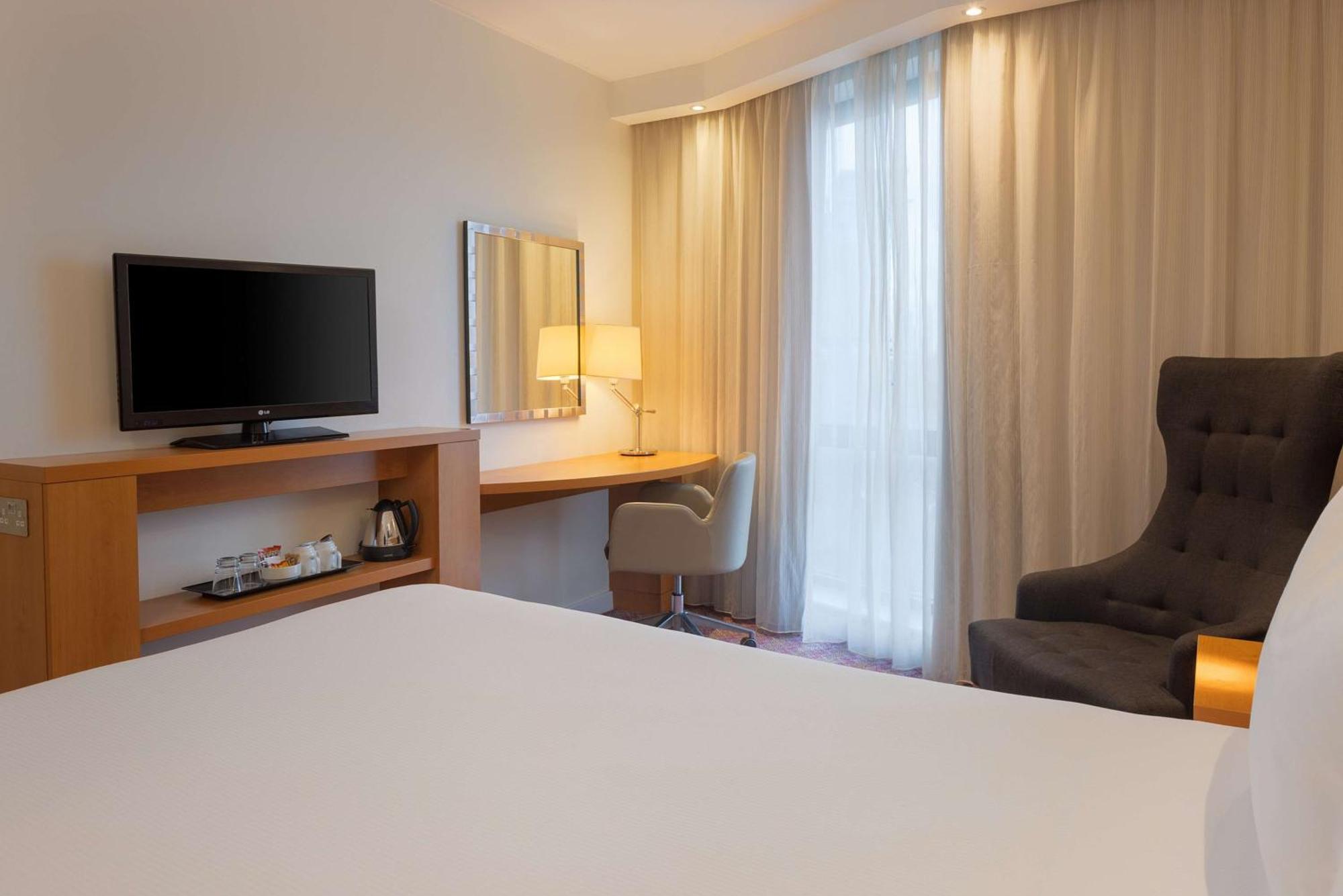 Отель Hampton By Hilton Waterloo 3*