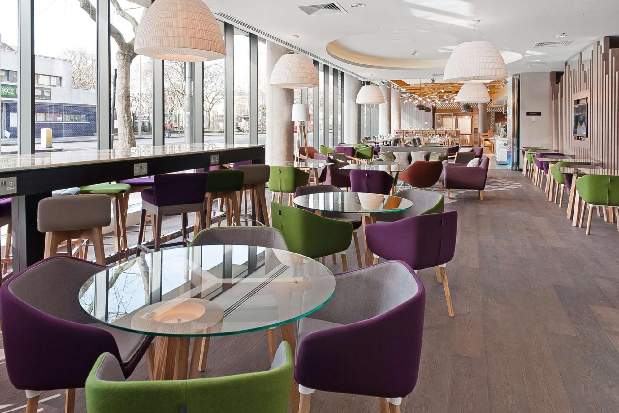 Отель Hampton By Hilton Waterloo